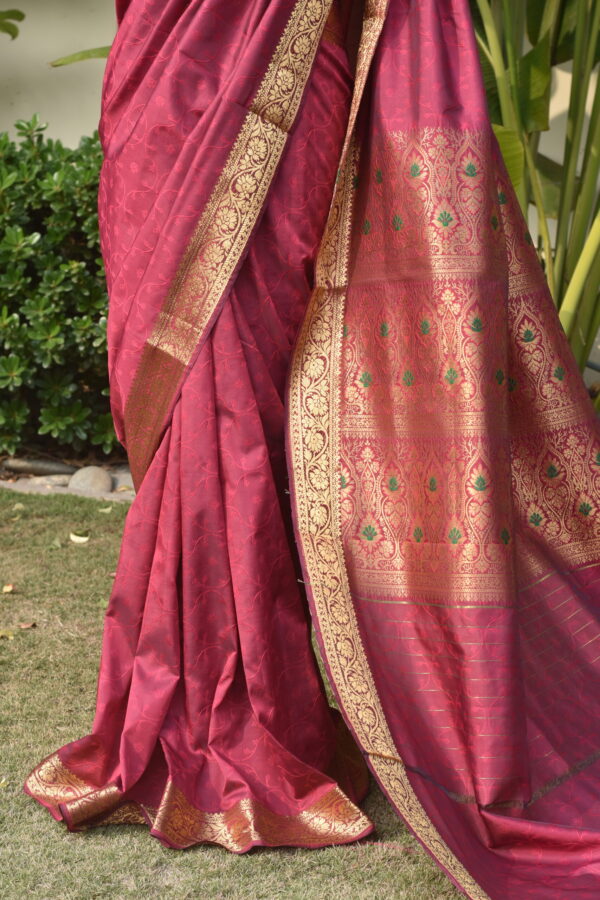 Maroon banarsi silk saari with gold border and blouse fabric